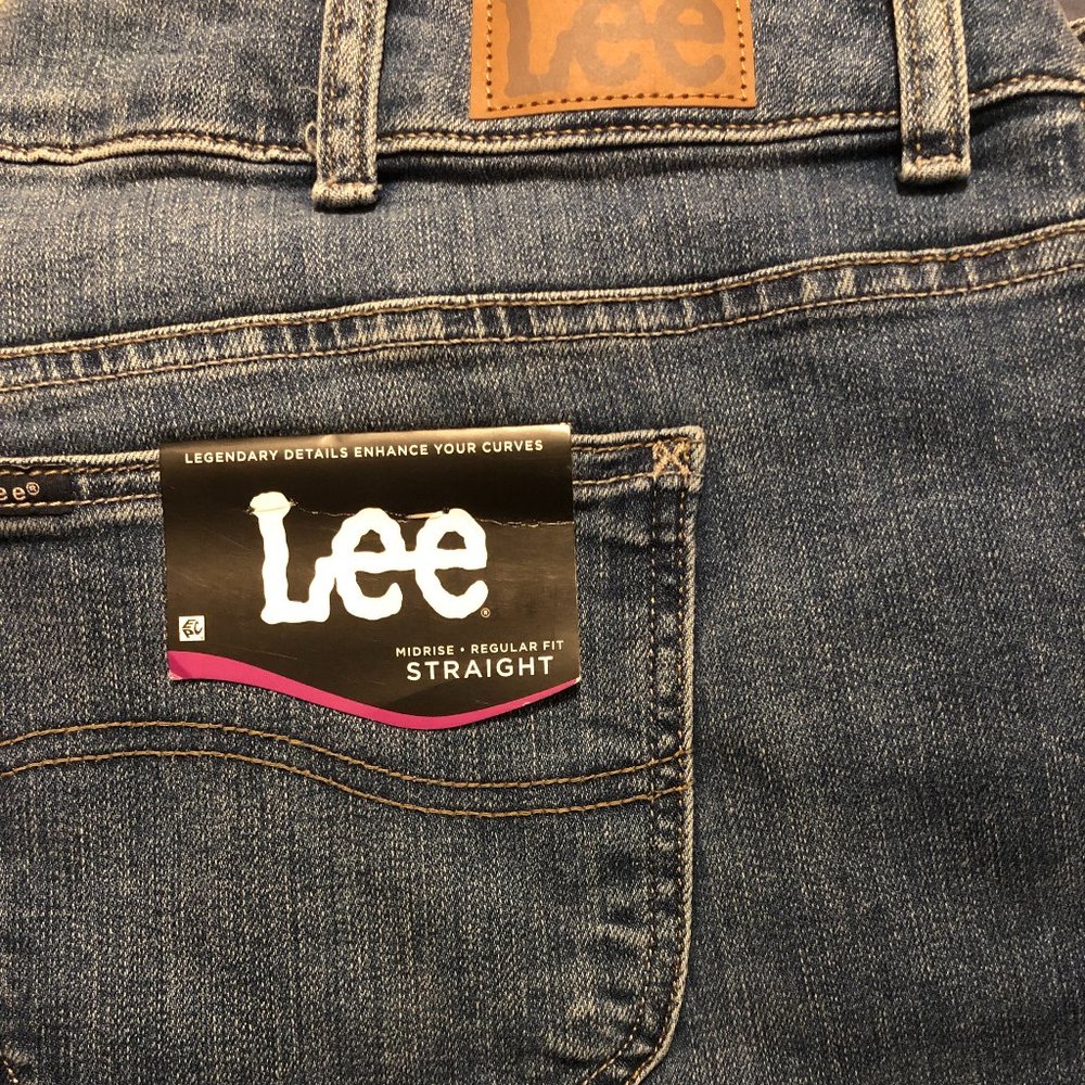 NWT LEE Midrise and Regular Fit Straight Blue Jeans 24W Petite - 1WMTEW5